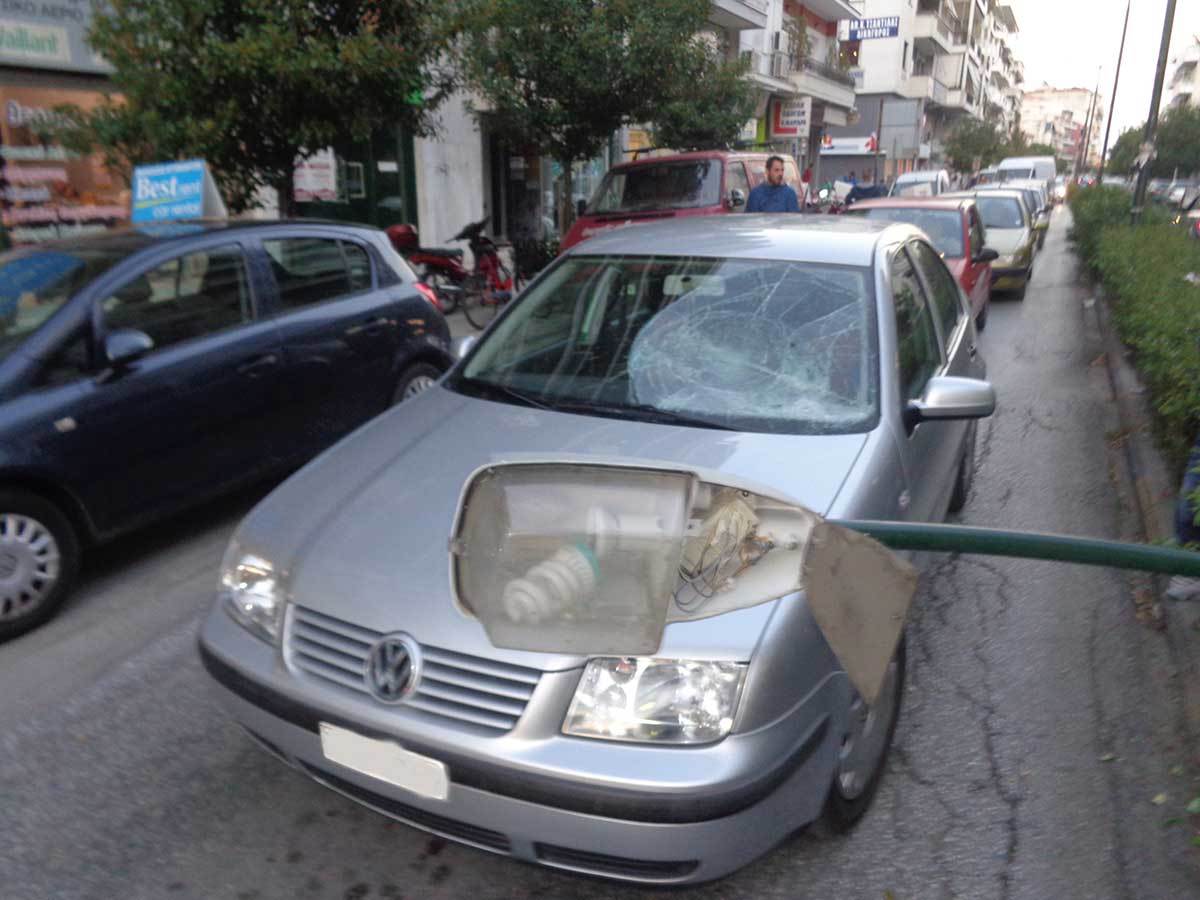 Τρίκαλα: Πήρε την κολόνα… παραμάζωμα (ΦΩΤΟ & VIDEO)