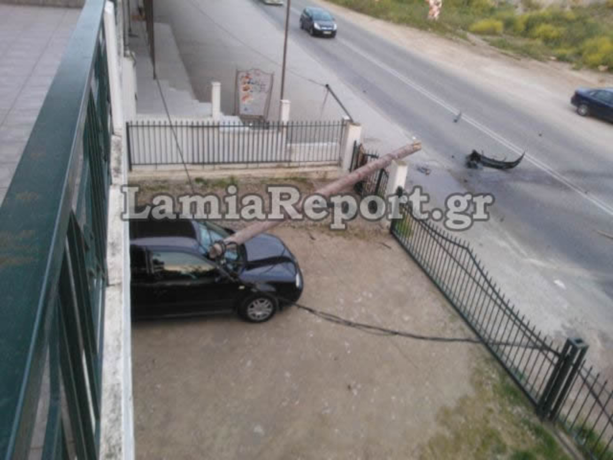 Καραμπόλα με… κολόνα – Απίστευτο τροχαίο στη Λαμία (ΦΩΤΟ)
