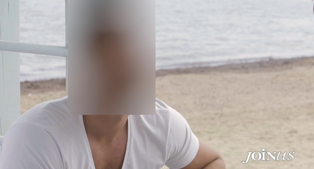 Είδαν γνωστό παρουσιαστή στο Κολωνάκι και του είπαν: «Σε λάθος περιοχή είσαι. Για Εξάρχεια είσαι»!