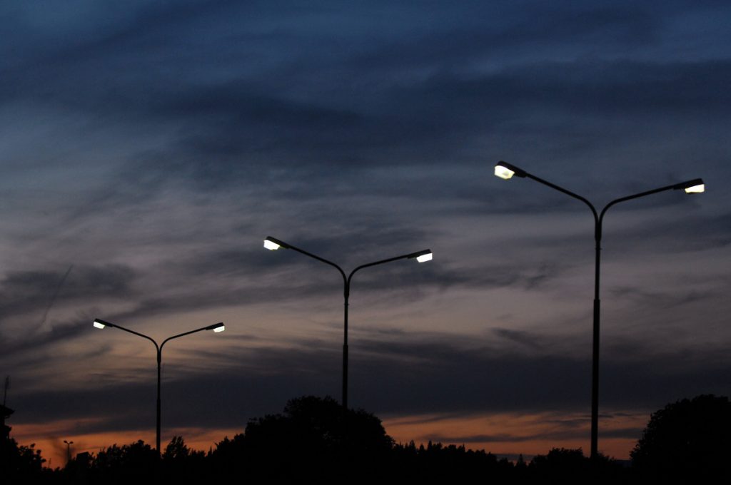 Ψαλίδι στο κόστος του ρεύματος για το φωτισμό των δρόμων από τους Δήμους