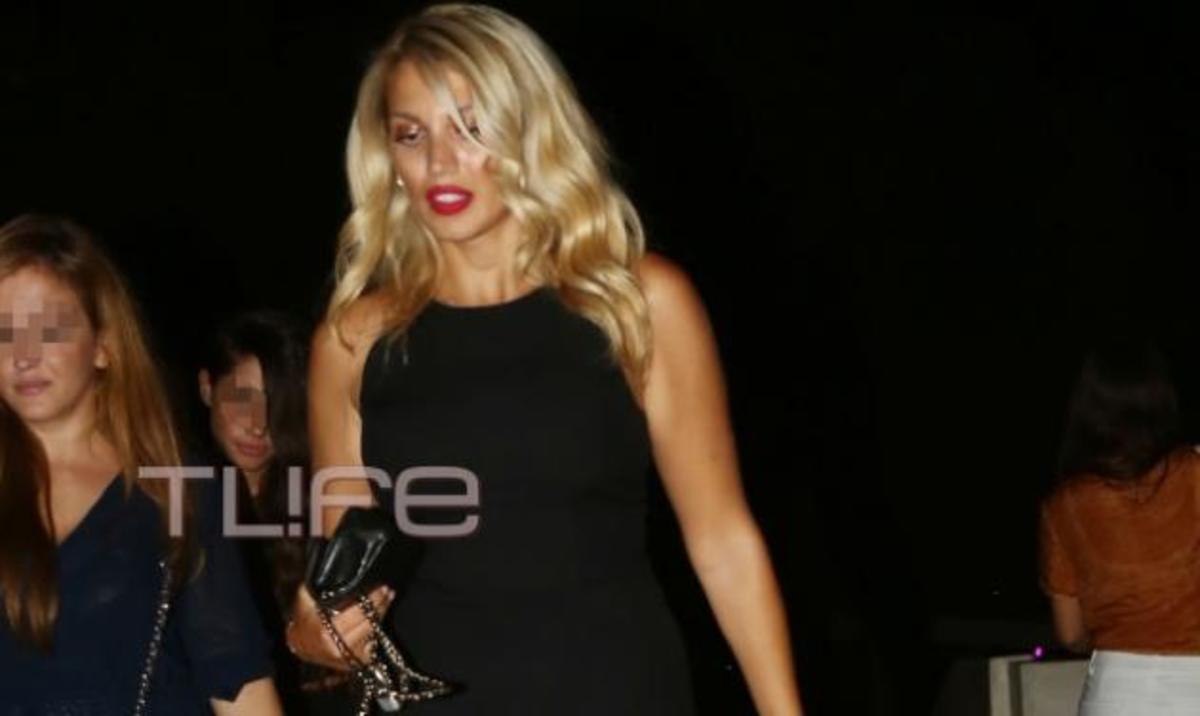 Κωνσταντίνα Σπυροπούλου: Βραδινή έξοδος με μαύρο μίνι φόρεμα!