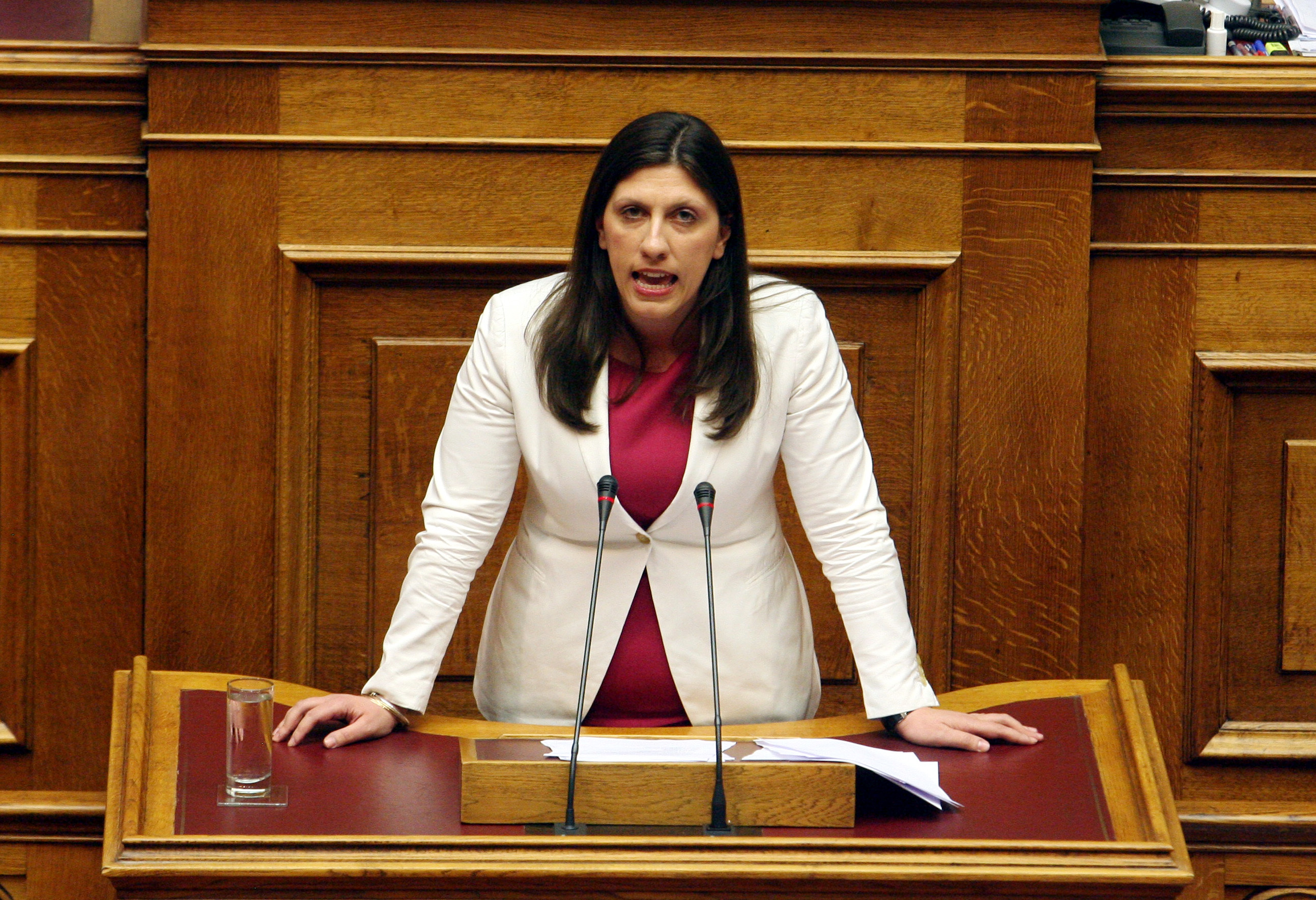 Δεν μπορούσαν να την κάνουν να σωπάσει – Απολαυστικοί διάλογοι στη Βουλή!