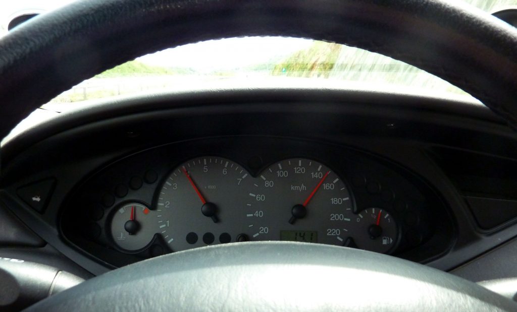 Οδηγούσε με 255 χιλιόμετρα την ώρα!