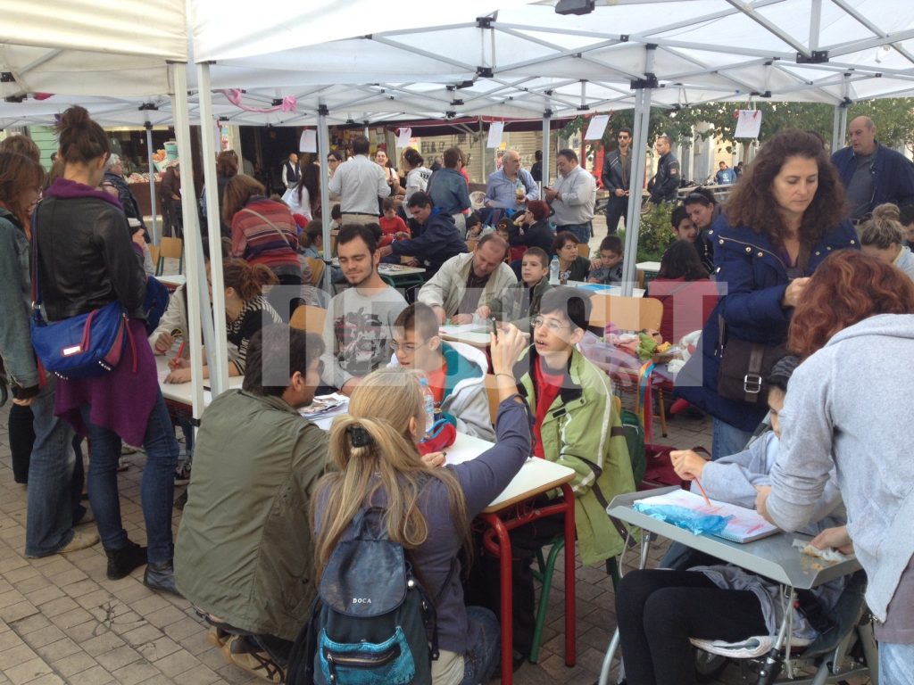 Πήραν τα θρανία και τους μαρκαδόρους τους και πήγαν…πλατεία!