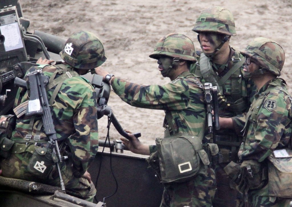 Στρατιώτες της Ν.Κορέας μπαίνουν και αυτή σε επιφυλακή μετά την ανακοίνωση ότι στη Β.Κορέα έχει σημάνει συναγερμός. ΦΩΤΟ REUTERS