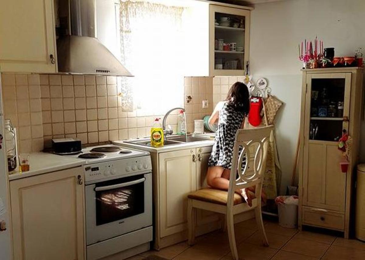 Eίναι η κόρη Ελληνίδας ηθοποιού που την βοηθάει στις δουλειές γιατί πονάει το πόδι της!