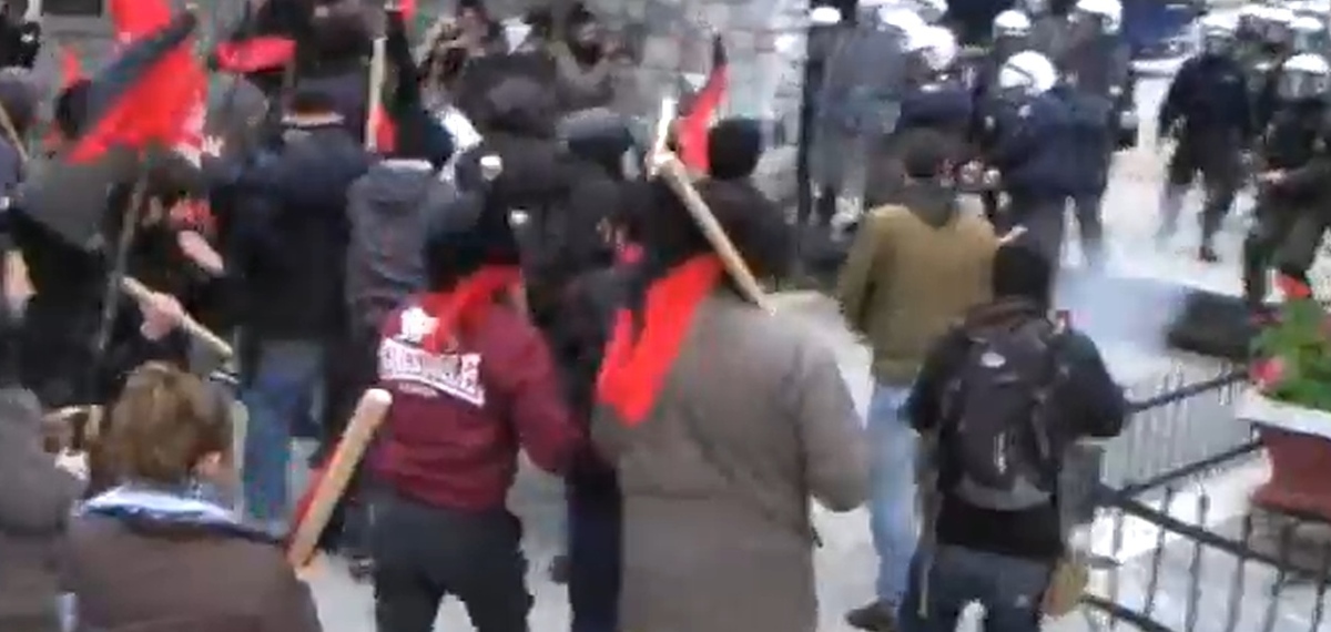 ΒΙΝΤΕΟ: Ένταση και χημικά έξω από το κέντρο κράτησης μεταναστών στην Κόρινθο