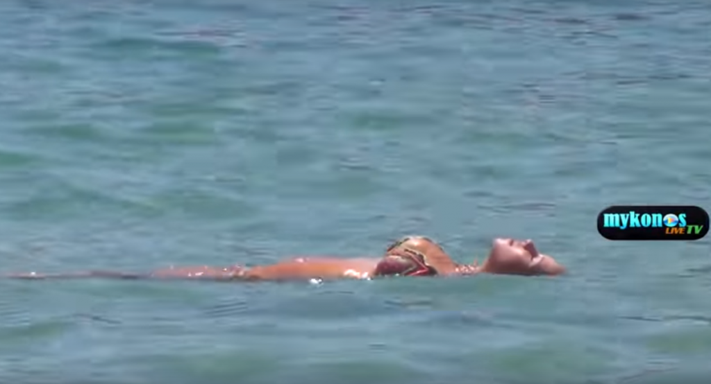 Το απόλυτο κορμί του φετινού καλοκαιριού αναδύθηκε από τα νερά της Μυκόνου!