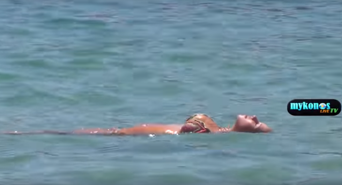 Το απόλυτο κορμί του φετινού καλοκαιριού αναδύθηκε από τα νερά της Μυκόνου!
