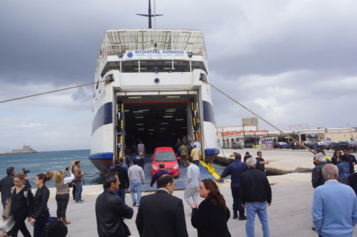 Απέπλευσε το Βιντσέντζος Κορνάρος μετά την πρόσκρουση στο λιμάνι της Κάσου