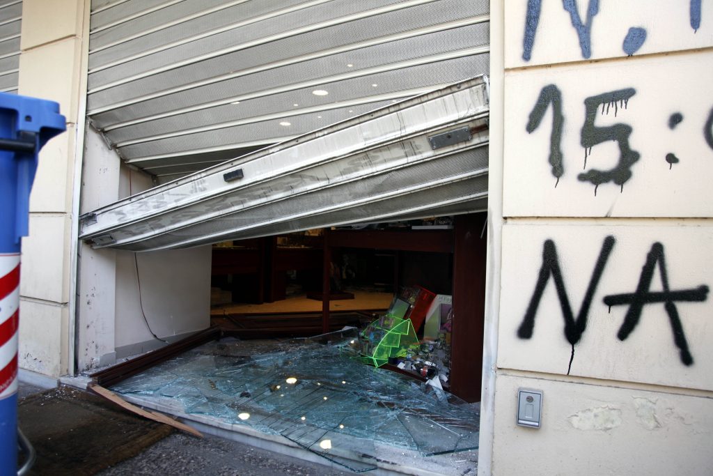 Ακινητοποίησαν τον φύλακα και έριξαν αμάξι στη βιτρίνα κοσμηματοπωλείου