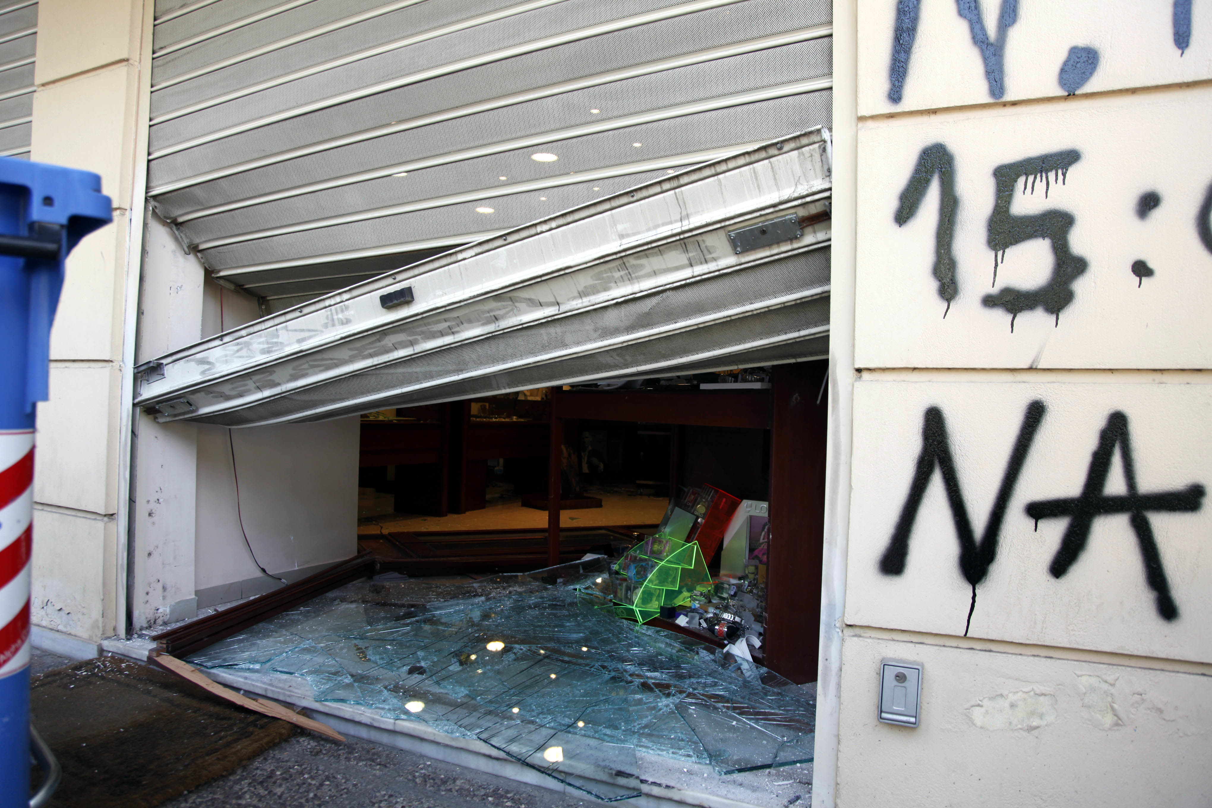 Ακινητοποίησαν τον φύλακα και έριξαν αμάξι στη βιτρίνα κοσμηματοπωλείου