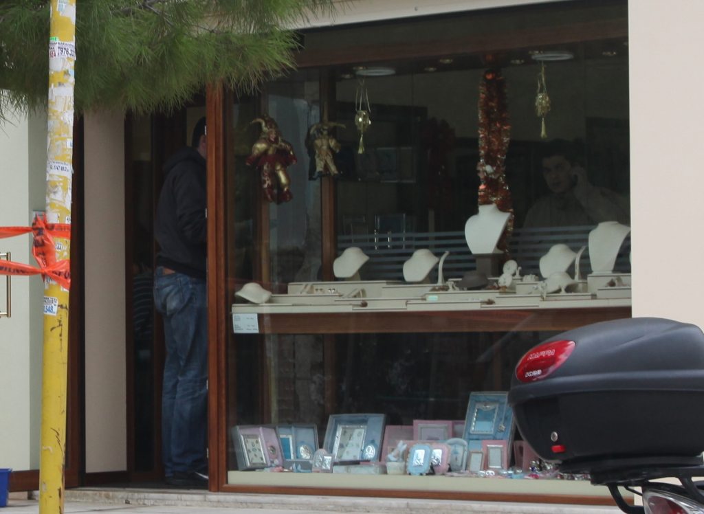 Άδειασαν κοσμηματοπωλείο στη Γλυφάδα