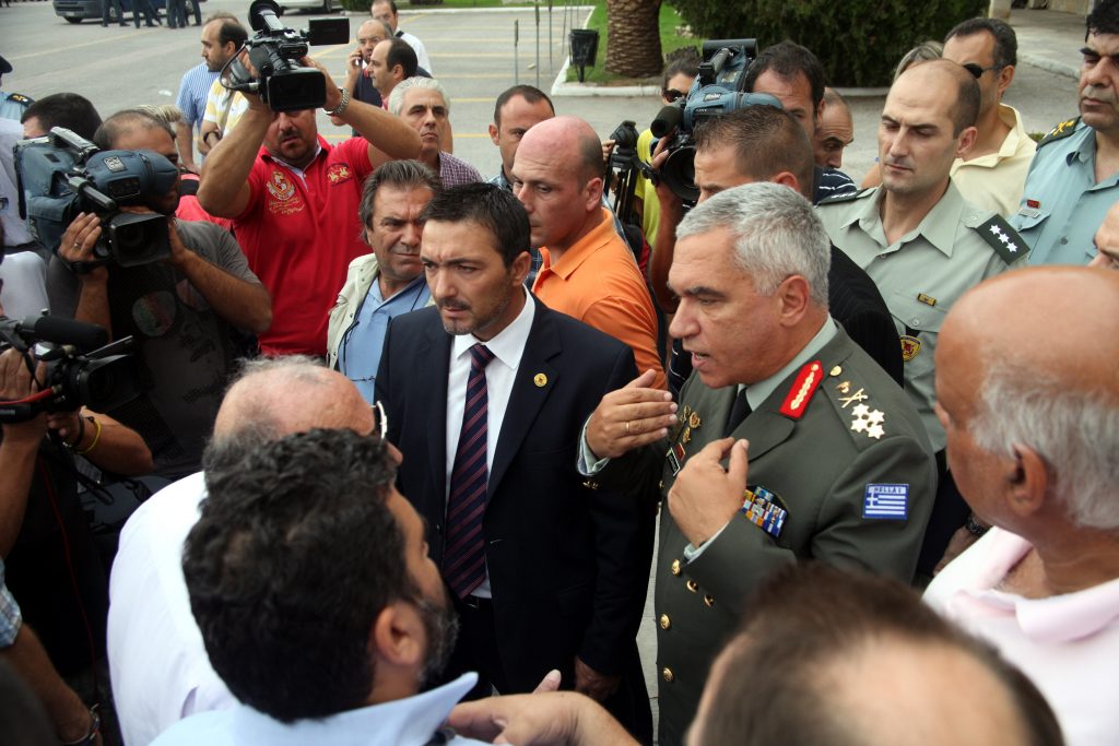 “Γιατί κατέβηκα απέναντι στους “εισβολείς” – Ο Α/ΓΕΕΘΑ εξηγεί γιατί “βγήκε μπροστά”