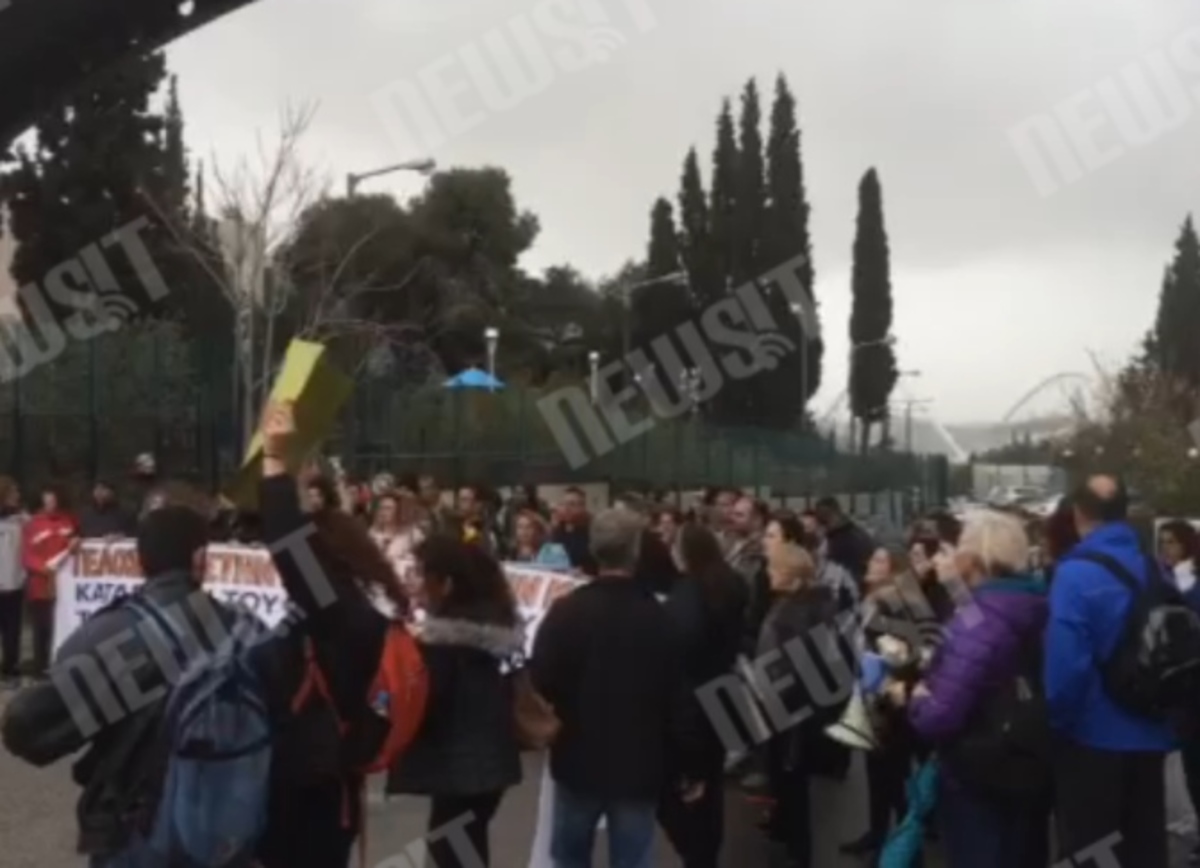 Συνθήματα εκπαιδευτικών για Κουράκη