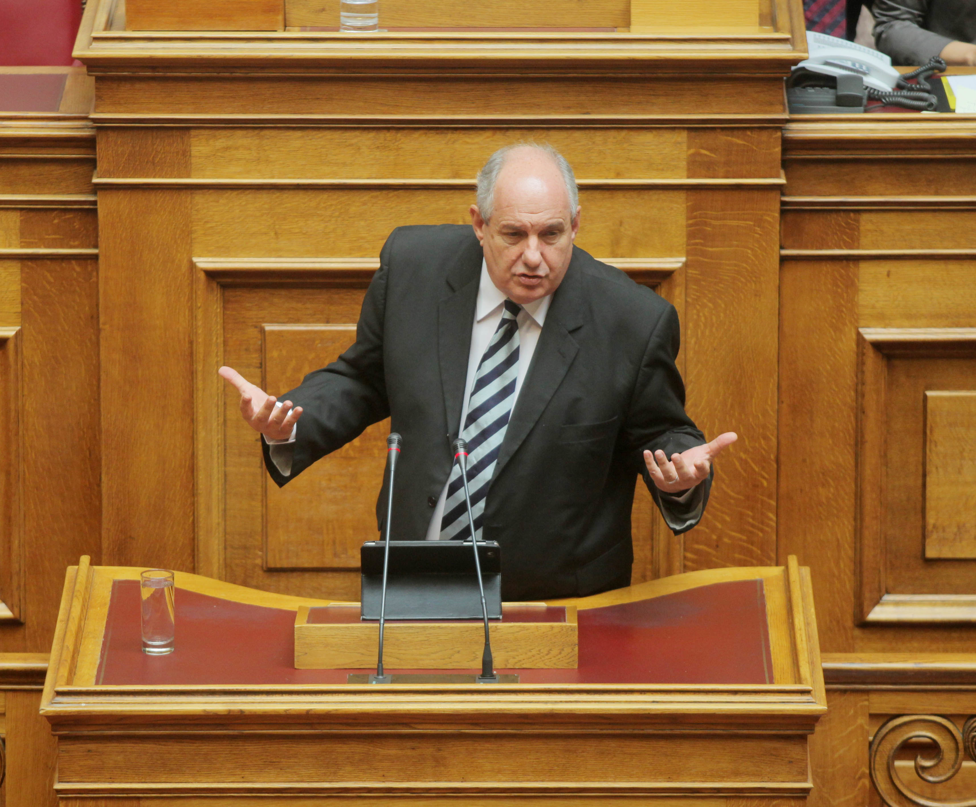 Άγρια επίθεση Κουίκ σε ΣΥΡΙΖΑ- Διαφοροποιείται από την κομματική γραμμή