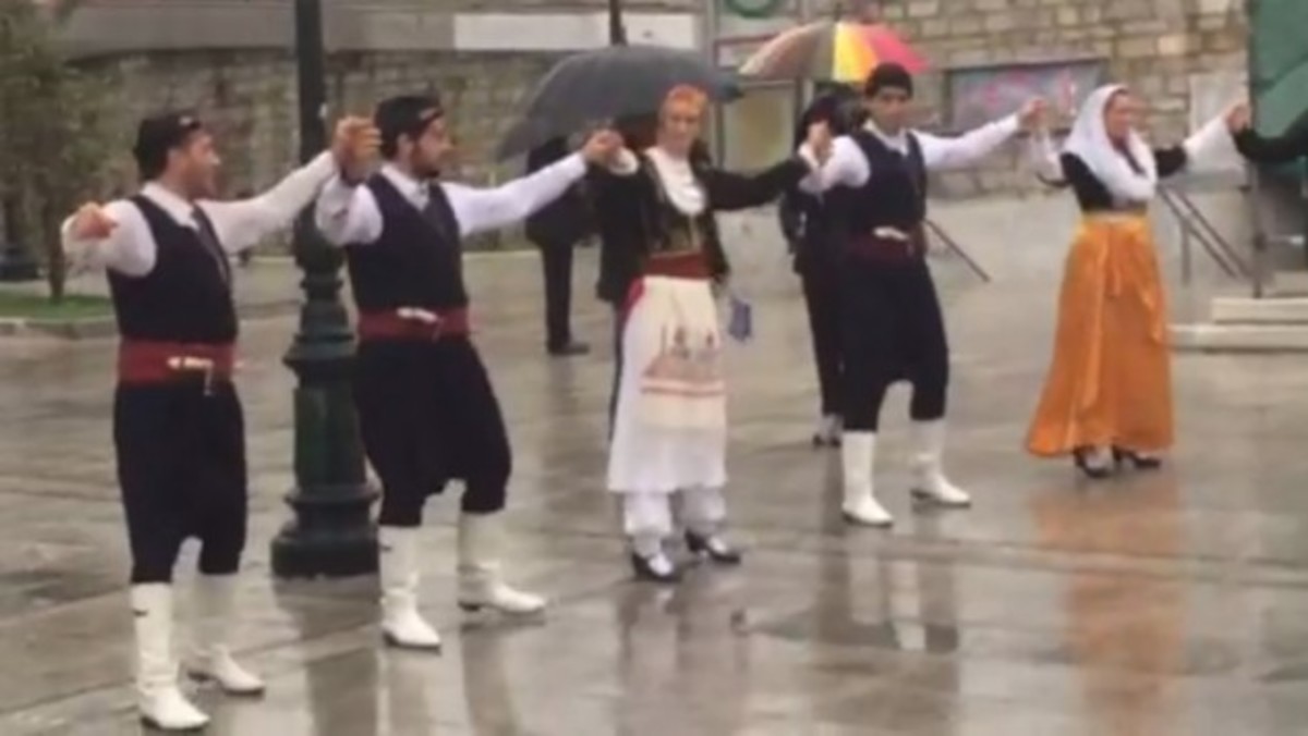 Χορεύουν πριν την παρέλαση