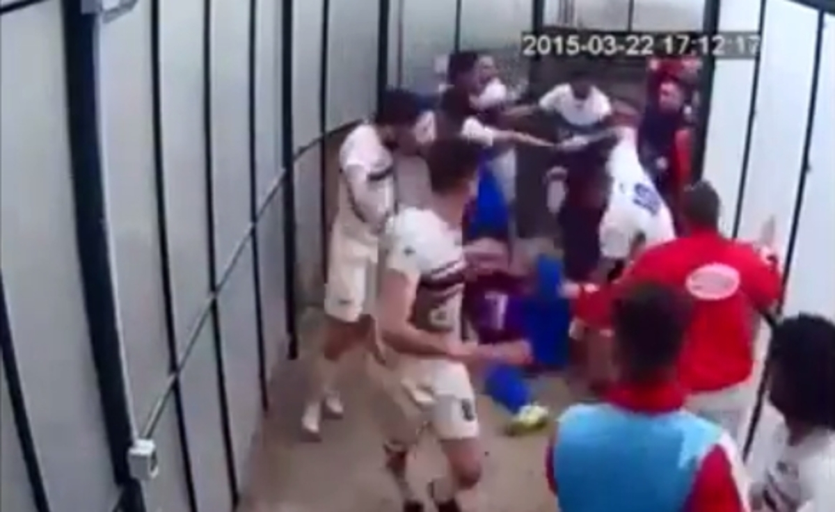 Άγριο ξύλο στη φυσούνα! Μπουνιές κλωτσιές και… σπασμένα πλευρά (VIDEO)