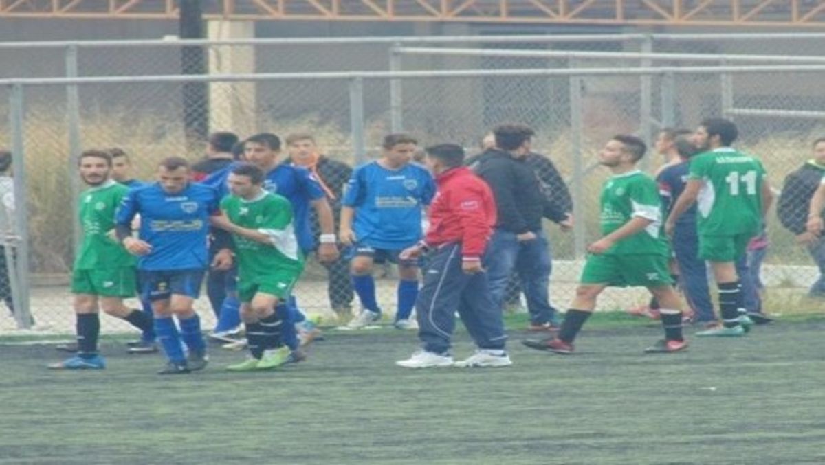Πολύ ξύλο! Το… έλα να δεις σε αγώνα 3ης κατηγορίας (VIDEO)