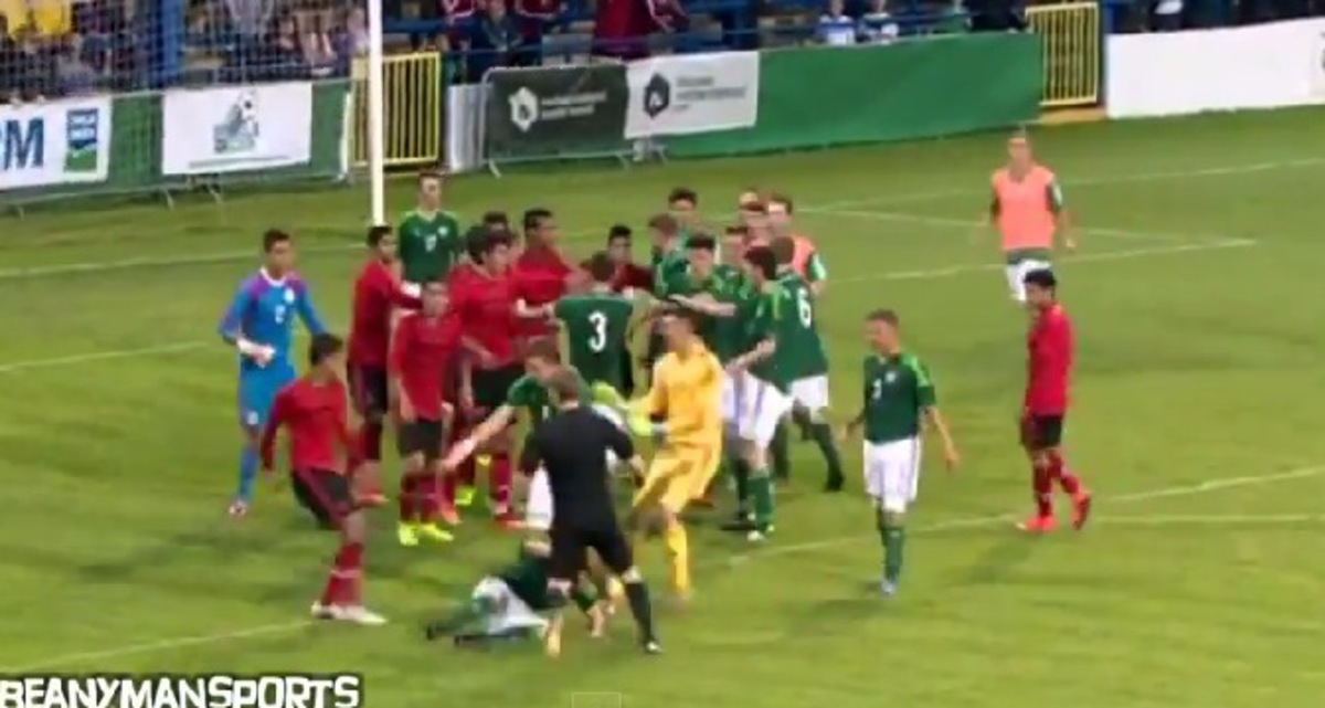 Τον κλώτσησε στο κεφάλι! Χαμός σε αγώνα U-16 (VIDEO)