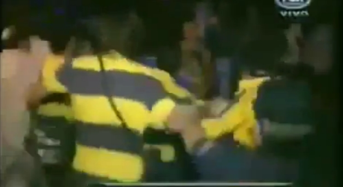 Ξύλο μεταξύ οπαδών και παικτών της Μπόκα! (VIDEO)