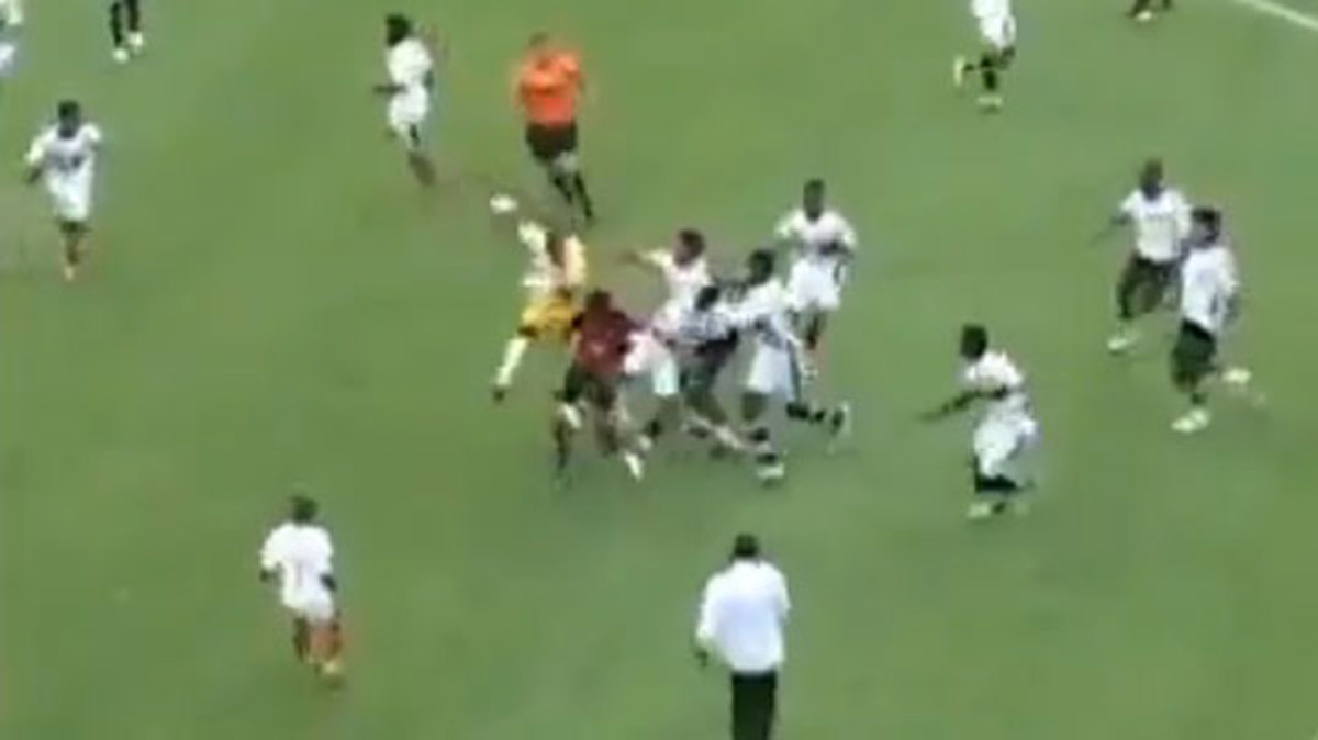 Απίστευτες σκηνές βίας σε αγώνα ποδοσφαίρου Παίδων (VIDEO)