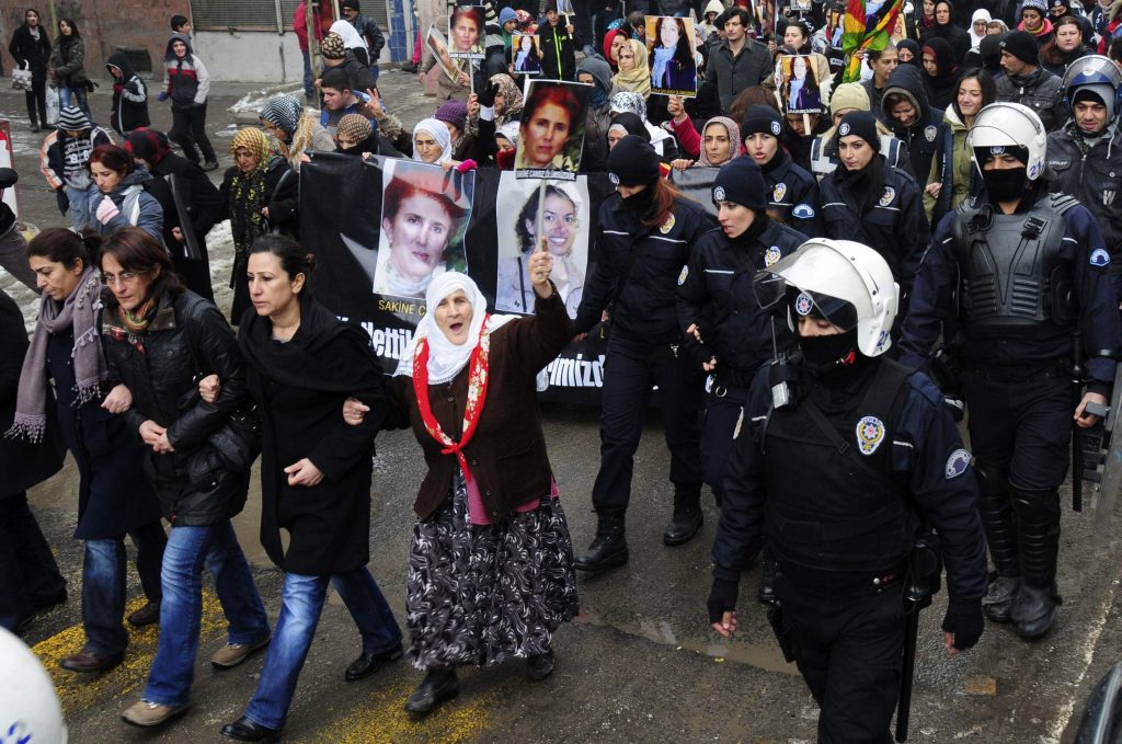 Παρίσι: Διαμαρτυρία από χιλιάδες Κούρδους για τη δολοφονία των ακτιβιστριών