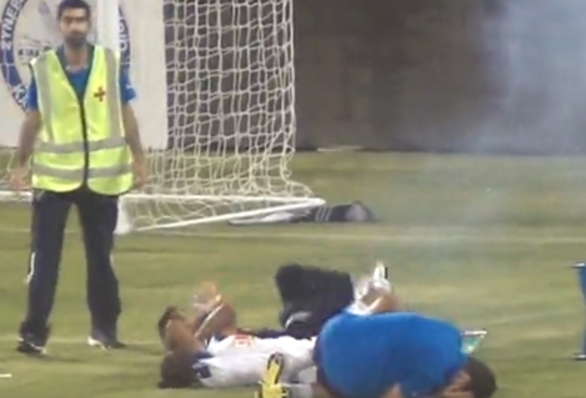Τραυματίστηκαν δύο ποδοσφαιριστές από κροτίδα στο ντέρμπι της Κύπρου(VIDEO)