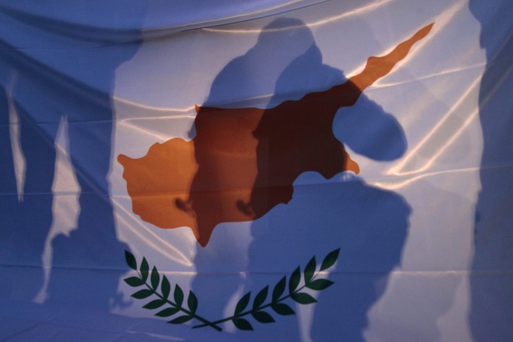 “Παίζουν” με το κούρεμα στην Κύπρο – Από 30% ως 40% λέει η κυβέρνηση