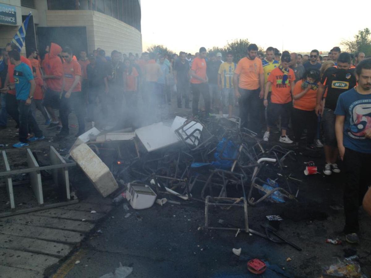 Σκηνές πολέμου στον αγώνα ΑΠΟΕΛ – ΑΕΚ Λάρνακας – Συγκλονιστικές εικόνες