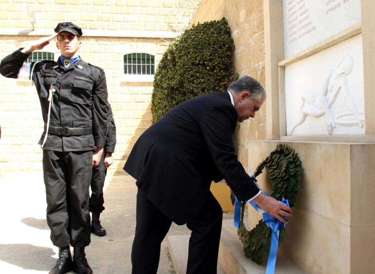 Συγκίνηση από τον πρωθυπουργό στον Τύμβο της Μακεδονίτισσας και στα “Φυλακισμένα Μνήματα”