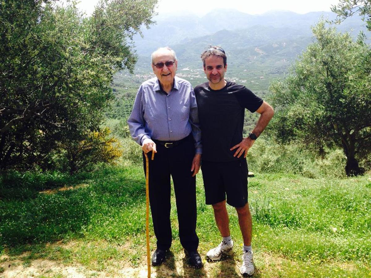 Ο Πασχαλινός περίπατος στις ελιές για τον Κων/νο και τον Κυριάκο Μητσοτάκη
