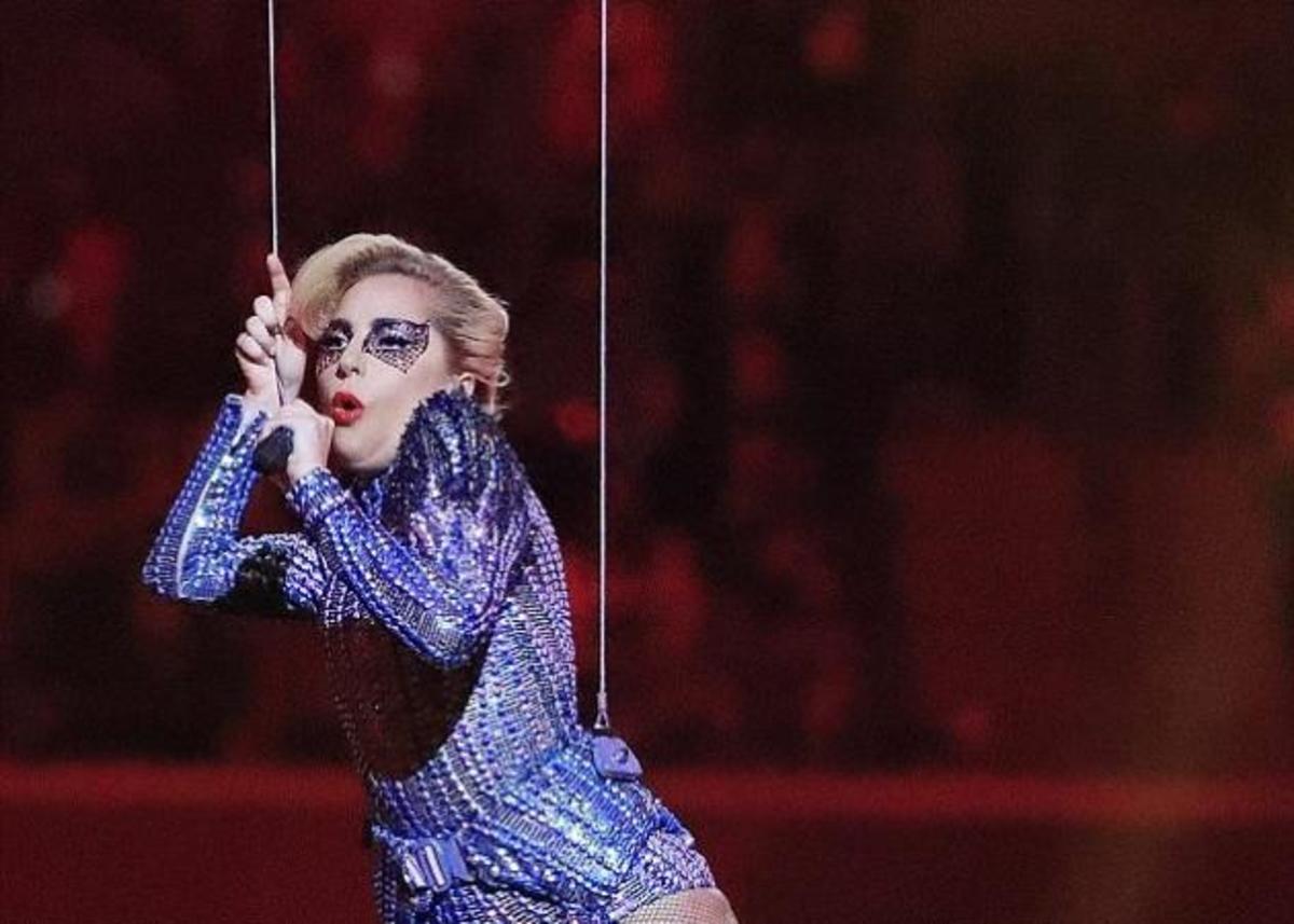 Απίστευτο τρολάρισμα στην “ιπτάμενη” Lady Gaga στο Super Bowl! [pics]