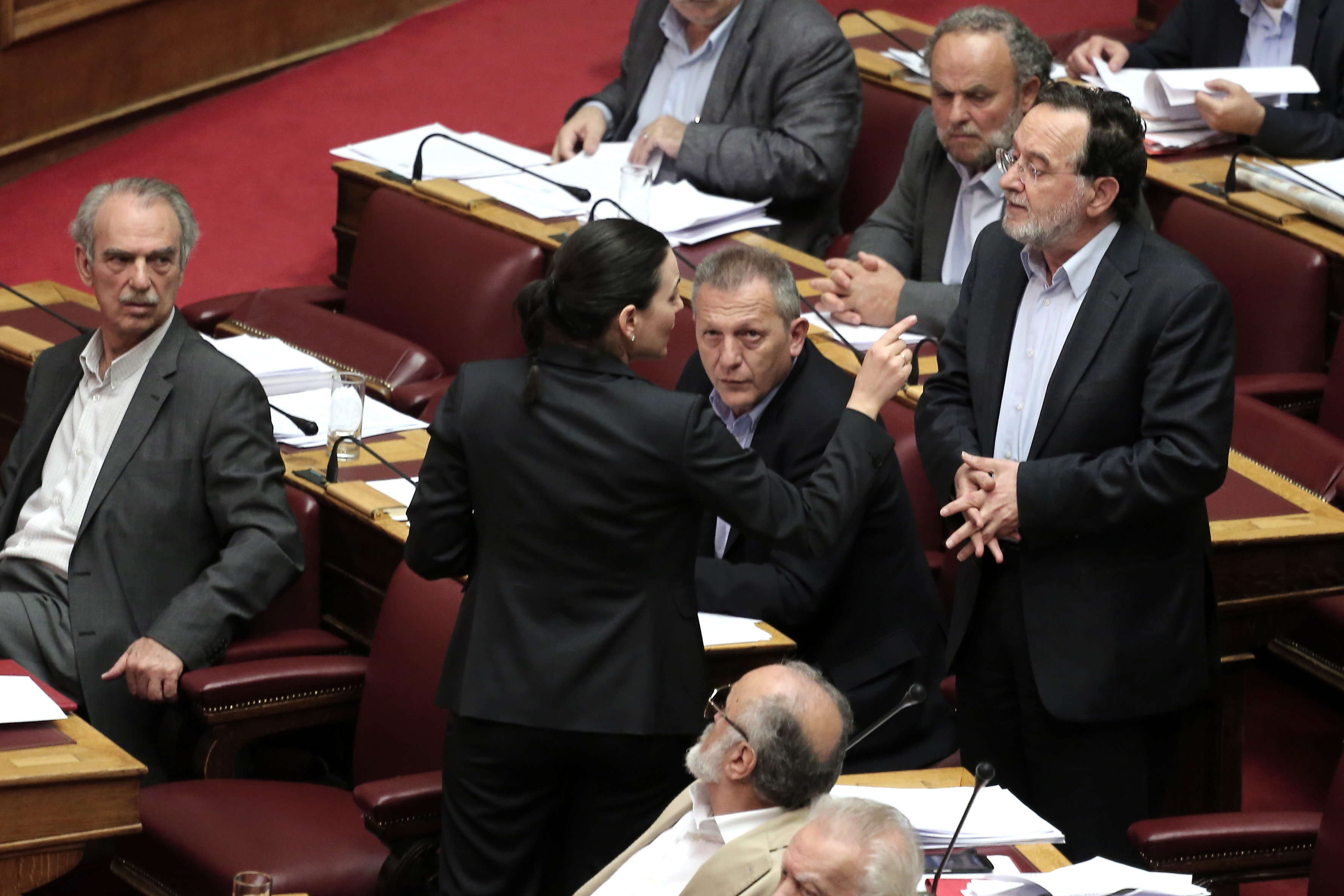 Ένταση στη Βουλή για την τροπολογία για τον κατώτατο μισθό