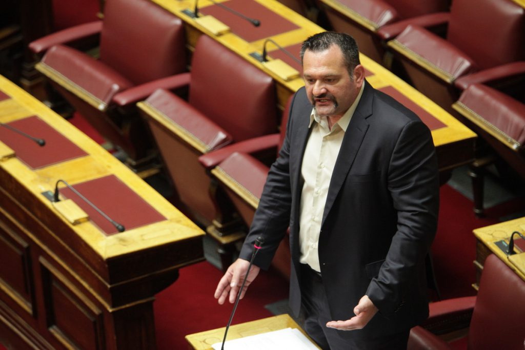 Κόλαση στη Βουλή: Χρυσαυγίτης βουλευτής στην Κανέλλη: “Να δεις πως θα φύγεις από τη δίκη – Σε απειλώ”