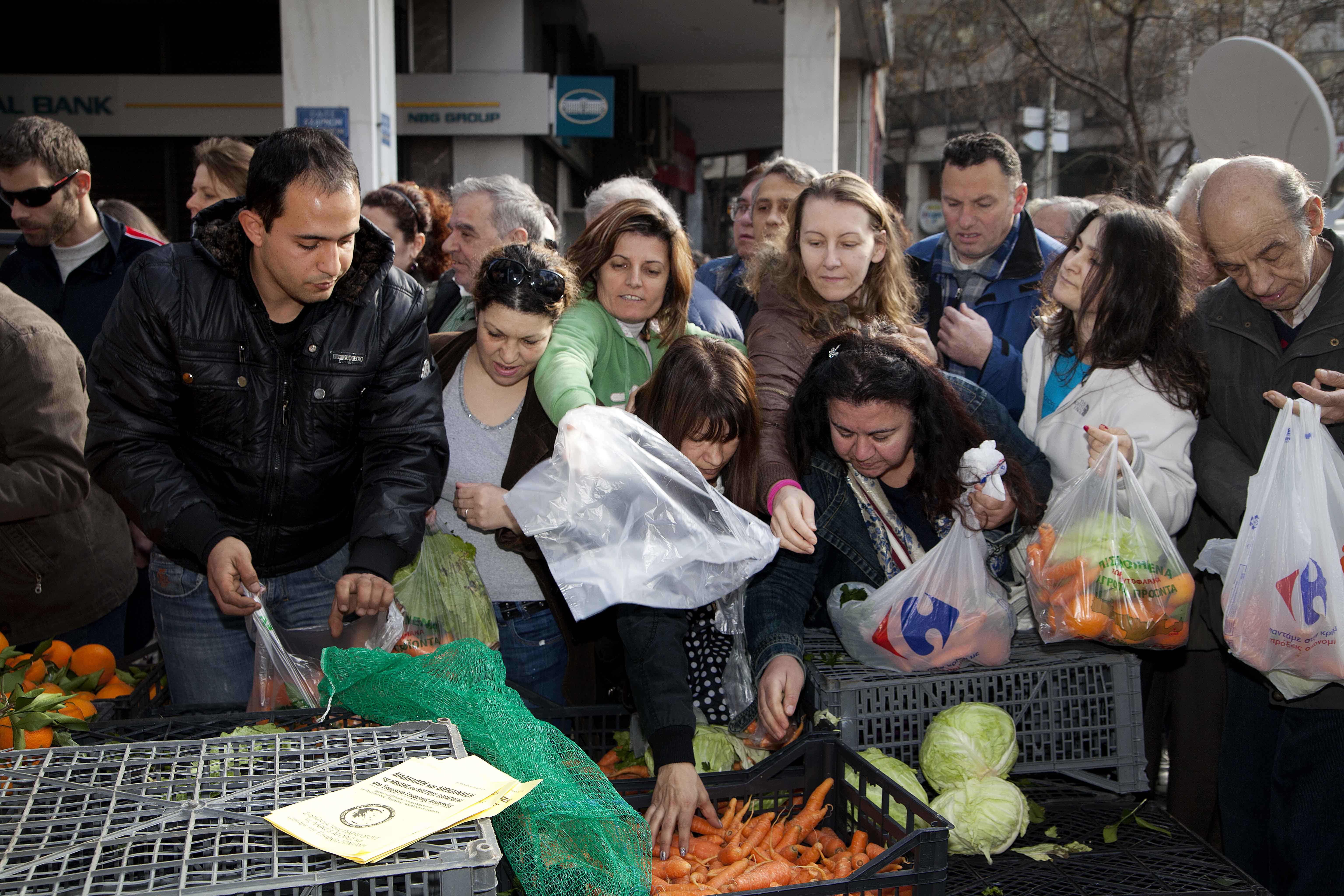 Σε απεργία διαρκείας προχωρούν οι πωλητές λαϊκών αγορών