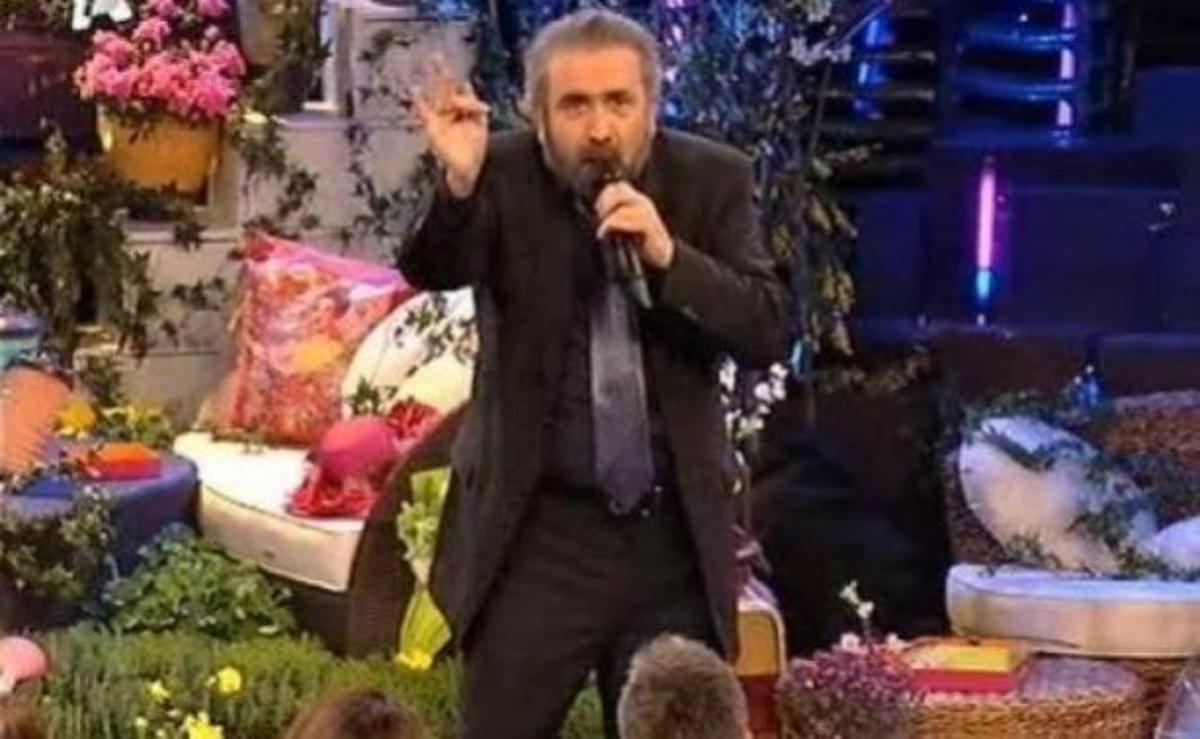 Ο Λάκης Λαζόπουλος τα χώνει… τραγουδώντας!