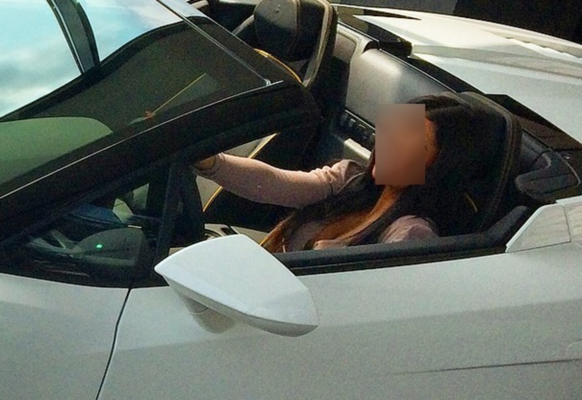 Η sexy Ελληνίδα celebrity που οδηγεί λευκή Lamborghini;