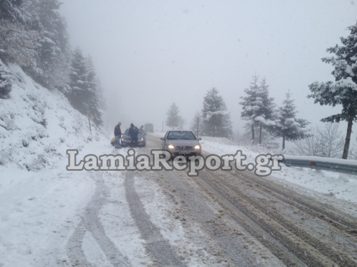 Με αλυσίδες για Καρπενήσι και Παρνασσό – Κατολισθήσεις και ομίχλη στο Μπράλο