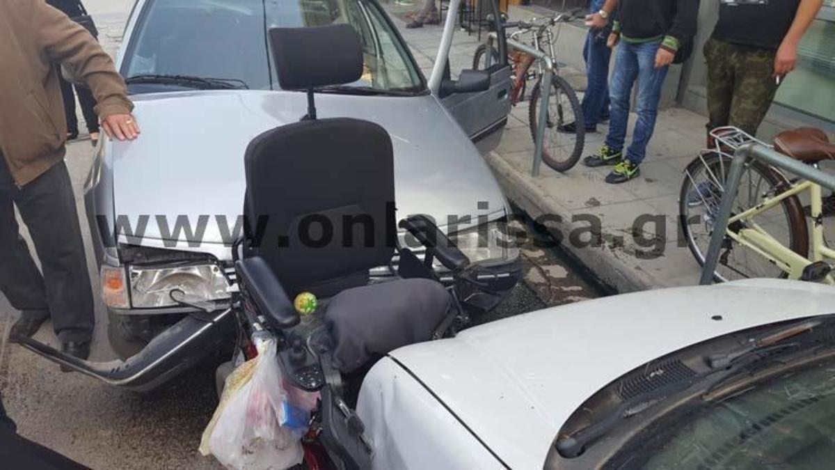 Σοκαριστικό τροχαίο στη Λάρισα: Αυτοκίνητο παρέσυρε παραπληγικό σε αναπηρικό αμαξίδιο – ΦΩΤΟ