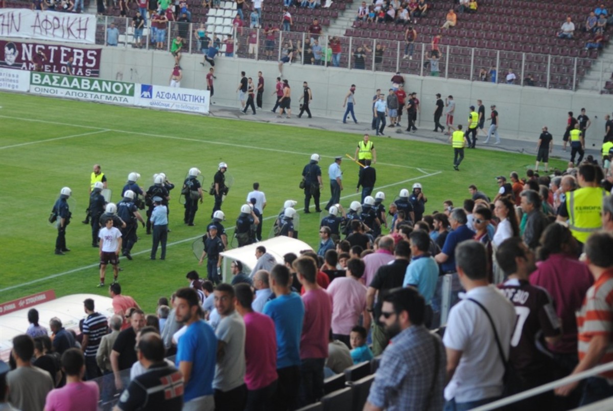Ένταση και.. ντου οπαδών στο γήπεδο της Λάρισας!