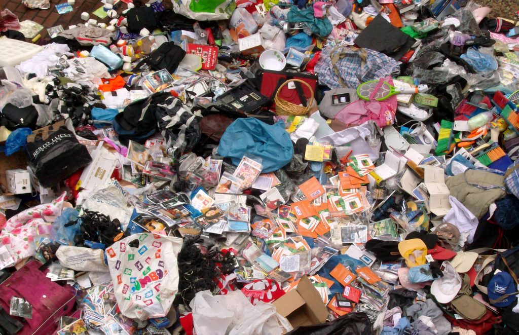 Πάνω από 150 χιλιάδες λαθραία αντικείμενα καταστράφηκαν στον Πειραιά – ΦΩΤΟ