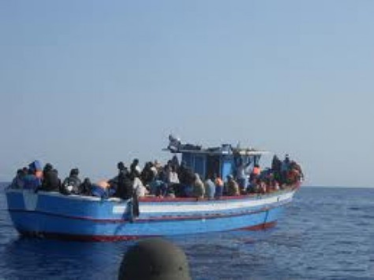 Άλλα δώδεκα πλοιάρια φορτωμένα με μετανάστες, εντοπίσθηκαν νότια της Λαμπεντούζα