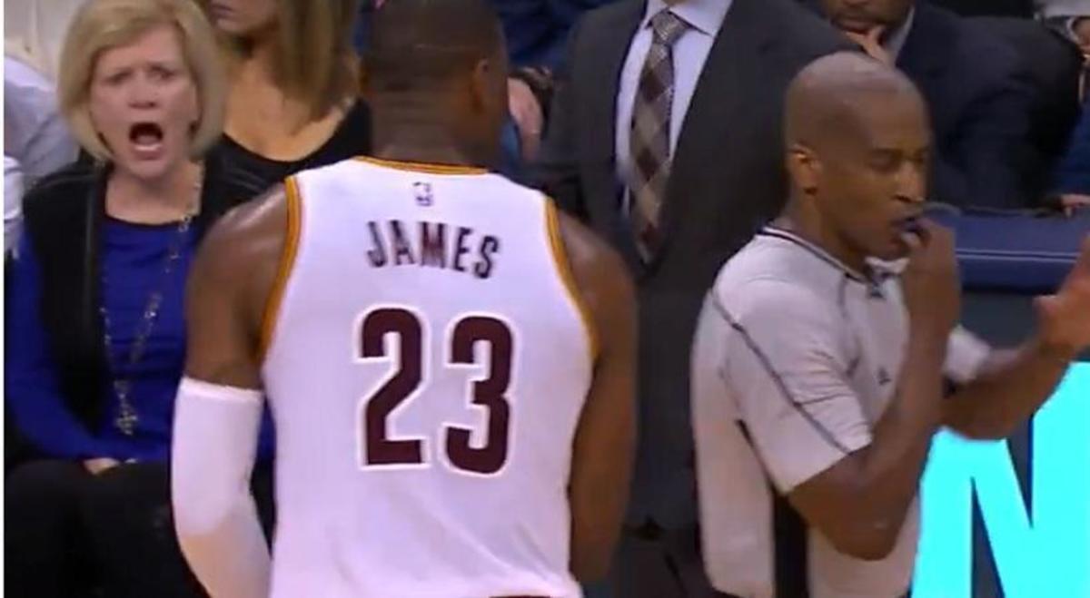 NBA: Ηλικιωμένη οπαδός τα… έχωσε στον Λεμπρόν Τζέιμς! (VIDEO)