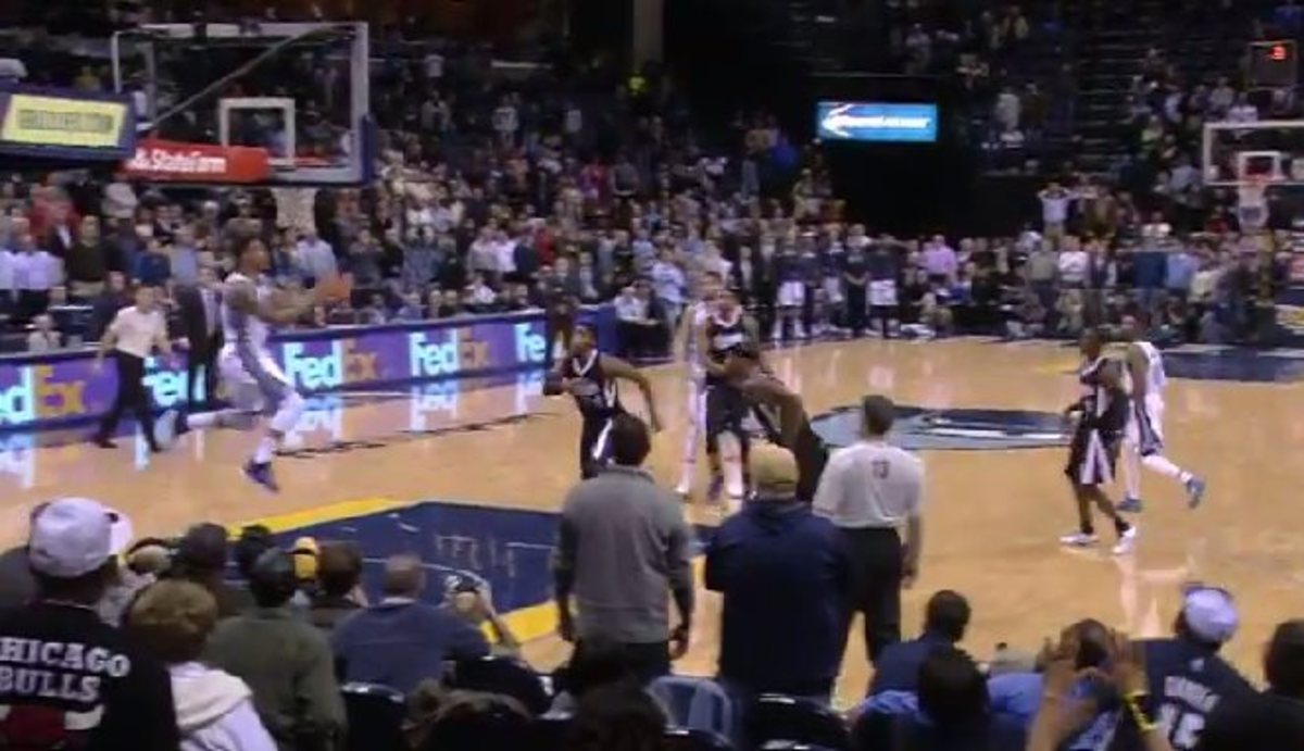 Απίθανο buzzer beater μέσα σε 3 δέκατα (VIDEO)