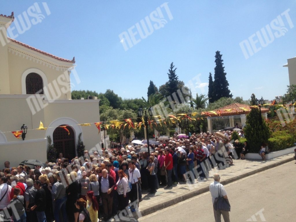 Ομπρέλες και καρεκλάκια για τους προσκυνητές των λειψάνων της Αγίας Βαρβάρας! ΦΩΤΟ κ VIDEO