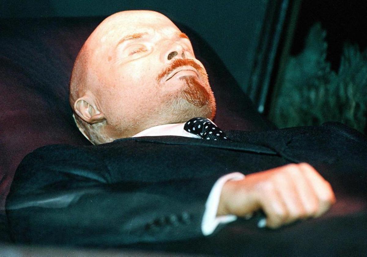 Κάνουν το πτώμα του Λένιν να φαίνεται καλύτερο με τα χρόνια!