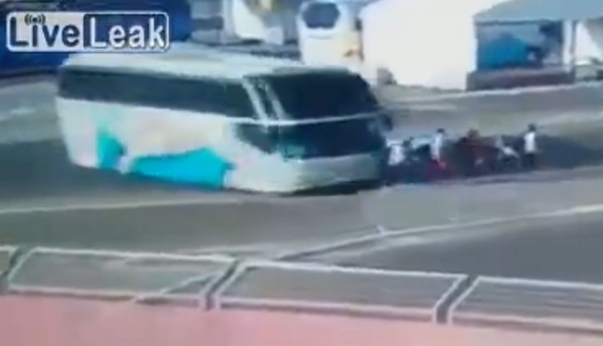 Το λεωφορείο χτυπά τις αθλήτριες στους αγώνες του Μπακού! Ανατριχιαστικό VIDEO