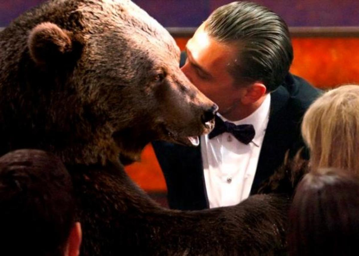 Leonardo Di Caprio: Φίλησε μέχρι και την αρκούδα από τη χαρά του… που πήρε το Όσκαρ!