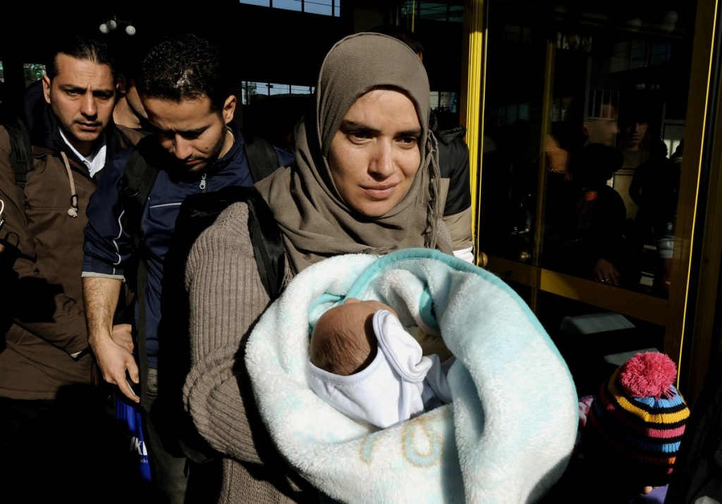 Μεταφέρουν τους πρόσφυγες από τα νησιά στην ηπειρωτική Ελλάδα